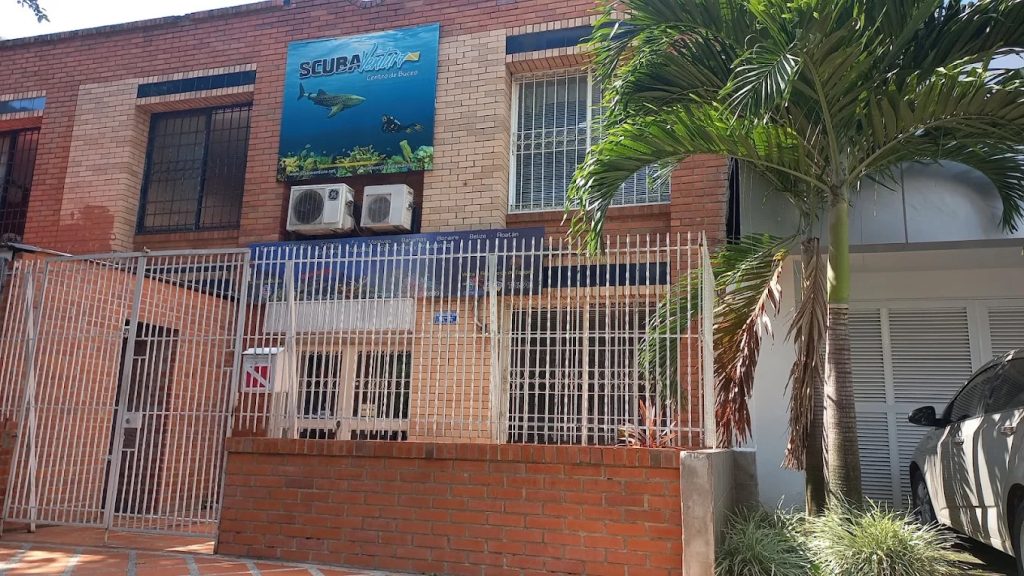 Fachada del centro de buceo Scubaventura en San Fernando, Cali