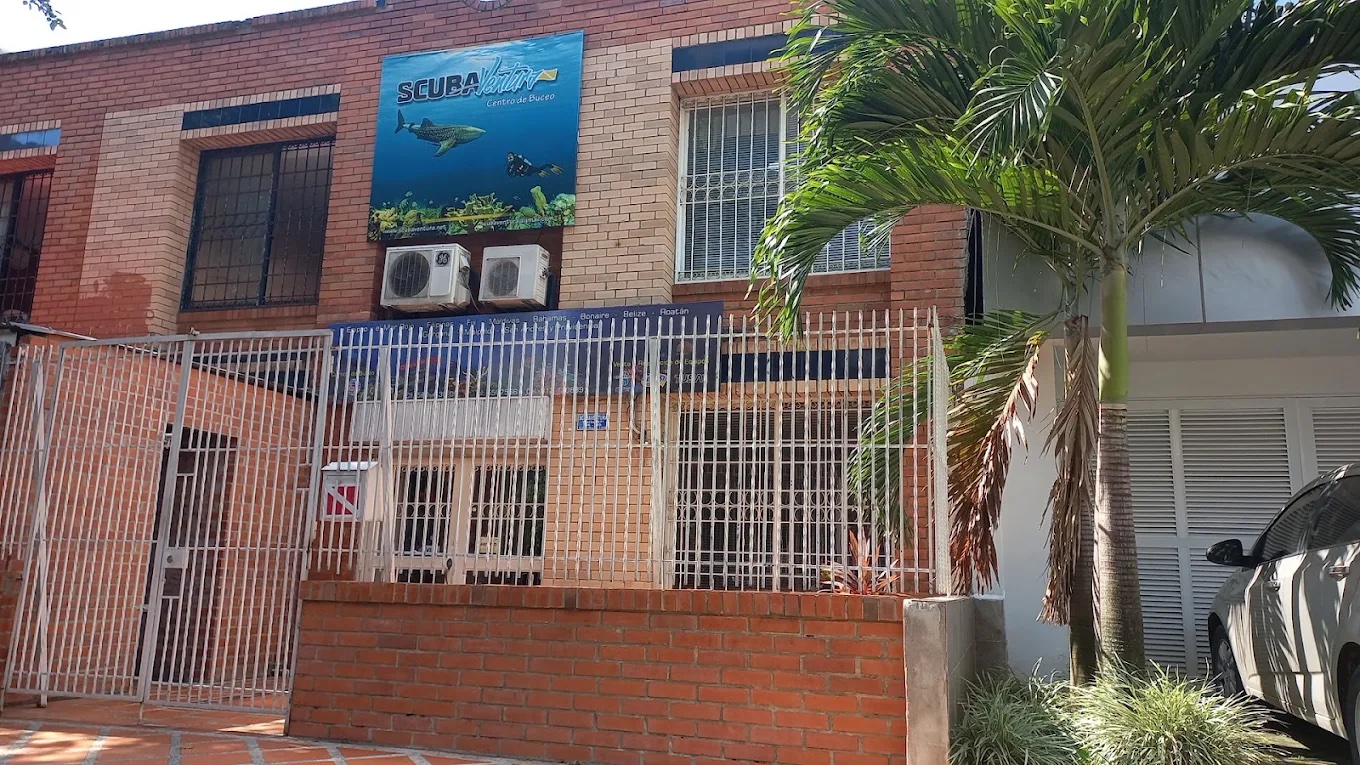 Fachada del centro de buceo Scubaventura en San Fernando, Cali